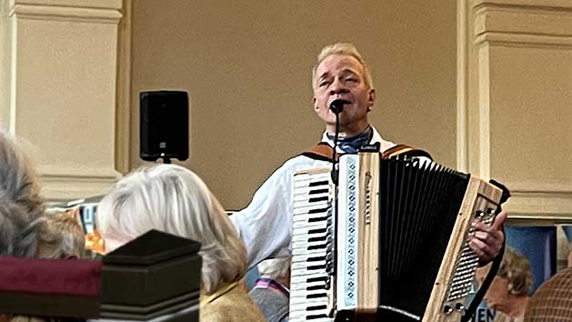 Andreas mit Akkordeon und Gesang live – Bild 2